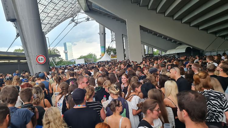 Wegen des Unwetters müssen Tausende unfreiwillig in den Innenraum des Olympiastadions, Essens- und Getränkestände werden geschlossen.
