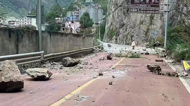 Viele Straßen in Sichuan sind nach Erdrutschen unbefahrbar.