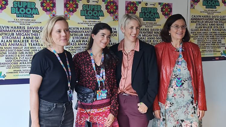 Moderatorin Christina Wolf, Festivaldirektorin Fruzsina Szép, Zweite Bürgermeisterin von München, Katrin Habenschaden, und Olympiaparkgeschäftsführerin Marion Schöne (v. li.).