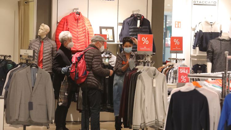 Mit dem Entlastungspaket könne man immerhin einen "drastischen Rückgang in der Konsumnachfrage" vermeiden, so der Ökonom Dullien.