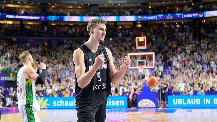 Franz Wagner (v.) und sein litauischer Gegenspieler demonstrieren die unterschiedliche Bedeutung geballter Fäuste. 