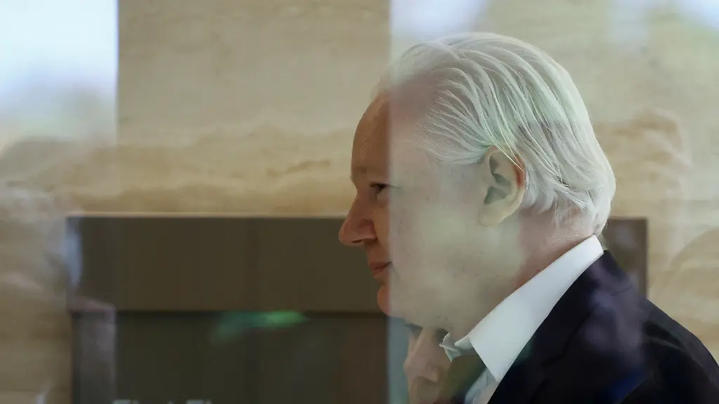 2024-06-25T221727Z-1672171470-RC2LI8AHAU7H-RTRMADP-3-USA-ASSANGE