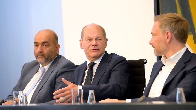Müde Männer: Grünen-Chef Nouripour, Kanzler Scholz und FDP-Chef Lindner am Morgen danach.