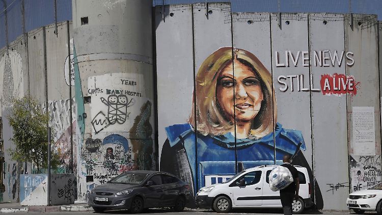 Wandgemälde mit dem Porträt von Schirin Abu Akle im Westjordanland. 
