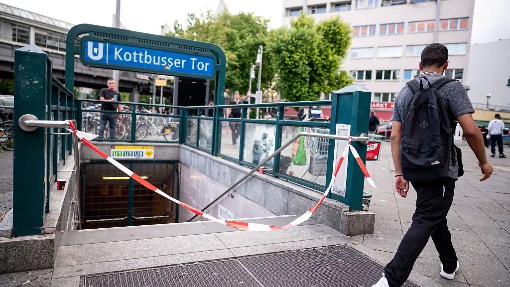 Der-Zugang-zum-U-Bahnhof-Kottbusser-Tor-ist-abgesperrt