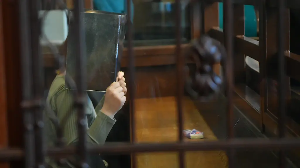 Die-42-jaehrigen-Frau-wurde-wegen-Totschlag-sowie-Toetung-auf-Verlangen-verurteilt-Sie-soll-am-13-Oktober-2023-in-Berlin-Koepenick-zunaechst-ihre-Tochter-und-dann-ihre-68-Jahre-alte-Mutter-umgebracht-haben