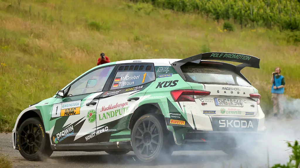 Marijan-Griebel-und-Beifahrer-Tobias-Braun-reisen-als-Spitzenreiter-zum-fuenften-DRM-Stopp