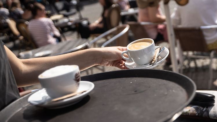 Können künftig mehr verdienen: Minijobber - zum Beispiel als Aushilfen im Café.
