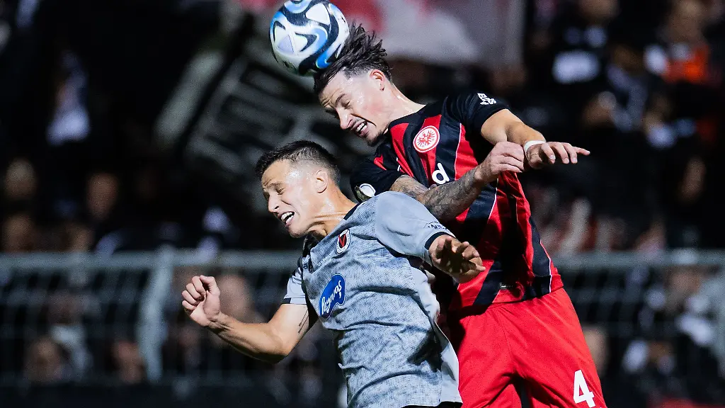 Koelns-Michael-Schultz-l-und-Frankfurts-Robin-Koch-steigen-zum-Kopfball-hoch