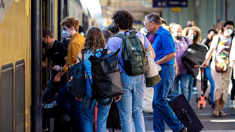 Viele Millionen Menschen nutzten zwischen Juni und August das Neun-Euro-Ticket. Selbst bei einem teureren Nachfolge-Ticket wird mit einer großen Nachfrage gerechnet.