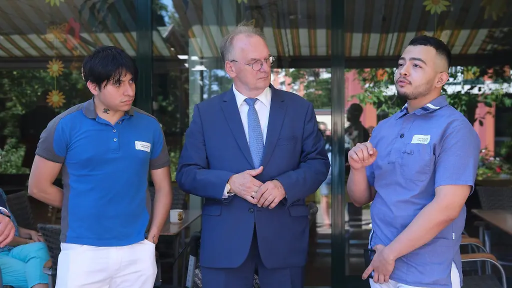 Jairo-Galmadez-r-und-Francisco-Jemenez-l-Pflegefachkraefte-aus-El-Salvador-sprechen-mit-Reiner-Haseloff-CDU-Ministerpraesident-des-Landes-Sachsen-Anhalt