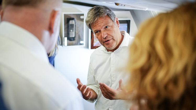 Bundeswirtschaftsminister Habeck trug auf dem Flug nach Kanada keine Maske. Die daran entzündete Debatte führte nun zu einer Abschaffung der Maskenpflicht im Flugverkehr. 