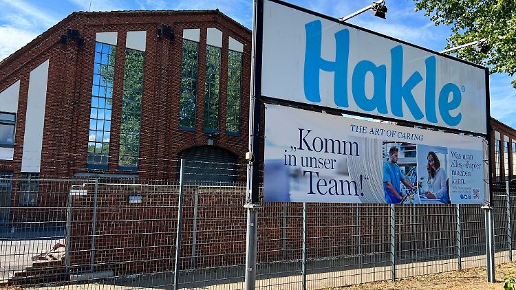 Ein Schild steht vor der Zentrale des Hygienepapier-Herstellers Hakle.