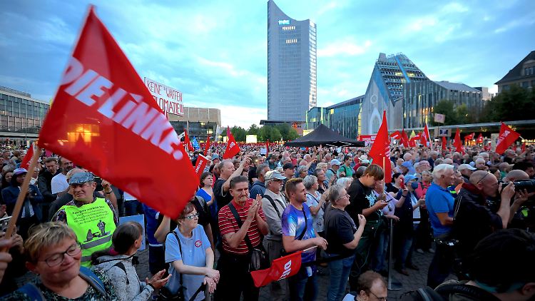 An einer Kundgebung der Linkspartei nehmen 2000 Menschen teil. Zugleich protestieren rund 1000 Anhänger rechter Gruppierungen.