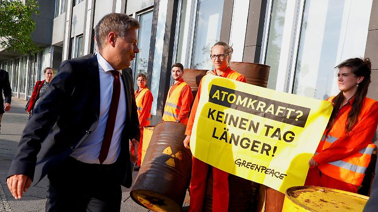 Haben kein Verständnis für Habecks Entscheidung: Aktivisten von Greenpeace.