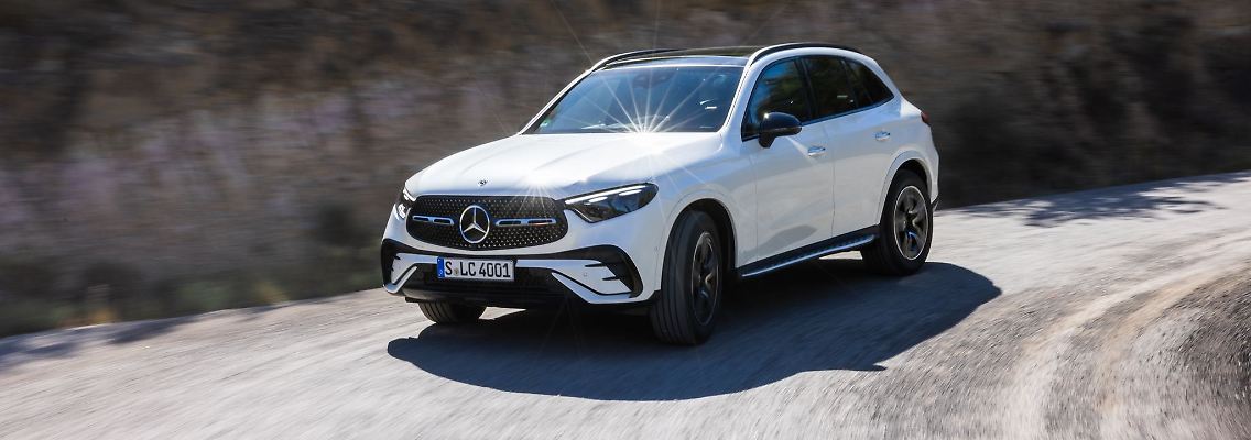 Macht brumm brumm, kann als Plug-in-Hybrid aber auch summ summ machen: Der neue Mercedes GLC kommt im Herbst ab gut 57 632 Euro in den Handel.