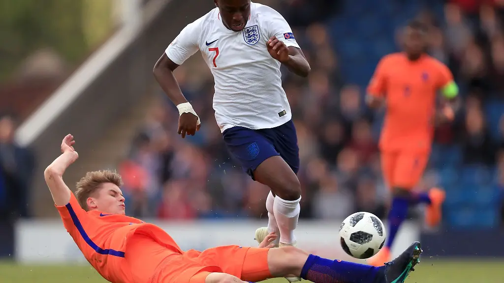 Englands-Arvin-Appiah-oben-und-Ramon-Hendriks-von-den-Niederlanden-kaempfen-um-den-Ball