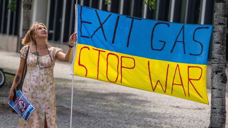 In vielen Mitgliedsländern der EU wird für ein Embargo auf russische Brennstoffe demonstriert.  
