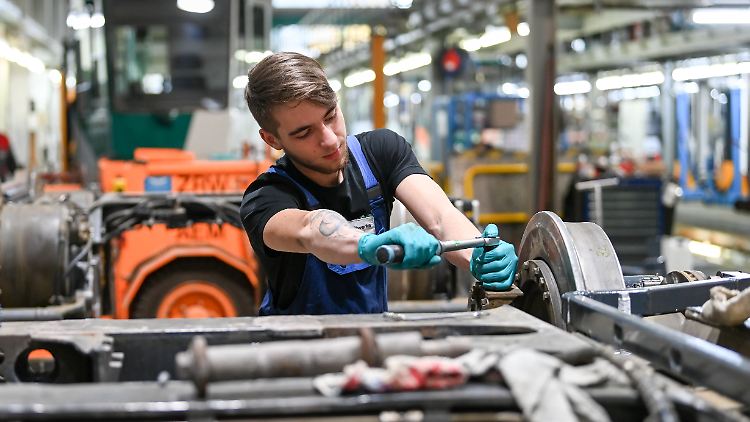 Bis 2030 werden die Anforderungen in Ausbildungsberufen steigen, heißt es in der Umfrage.