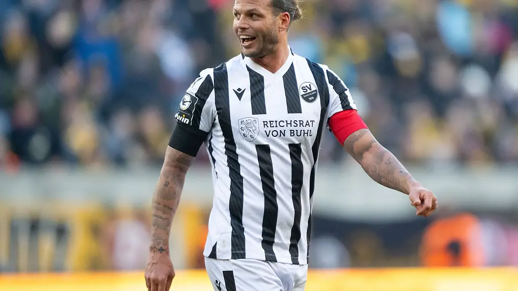 Sandhausens-Dennis-Diekmeier-geht-ueber-das-Feld