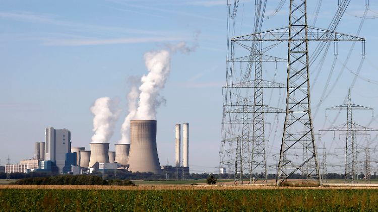 Strommasten rund um das Kohlekraftwerk Niederaußem des Stromkonzerns RWE.