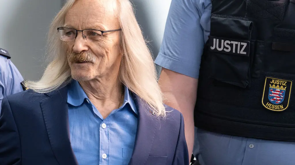 Maximilian-Eder-Angeklagter-wird-in-den-Saal-gefuehrt