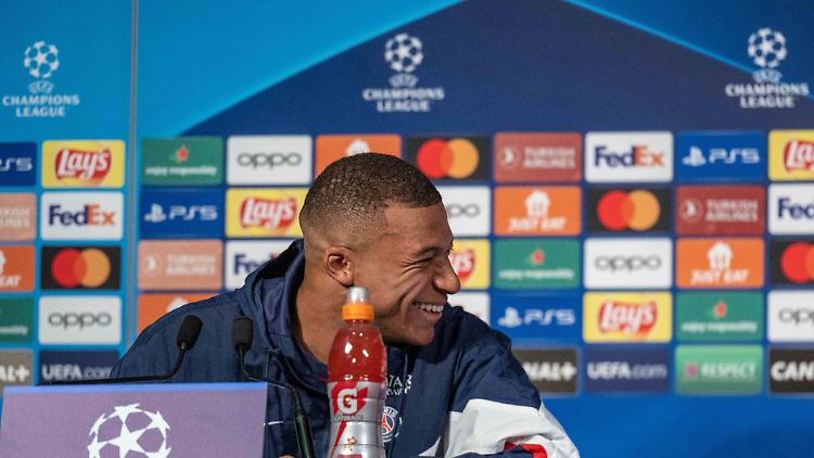 Kylian Mbappé kann über die Frage nach einer Zugfahrt nur lachen. Das, so verdeutlicht er, ist nichts für ihn.