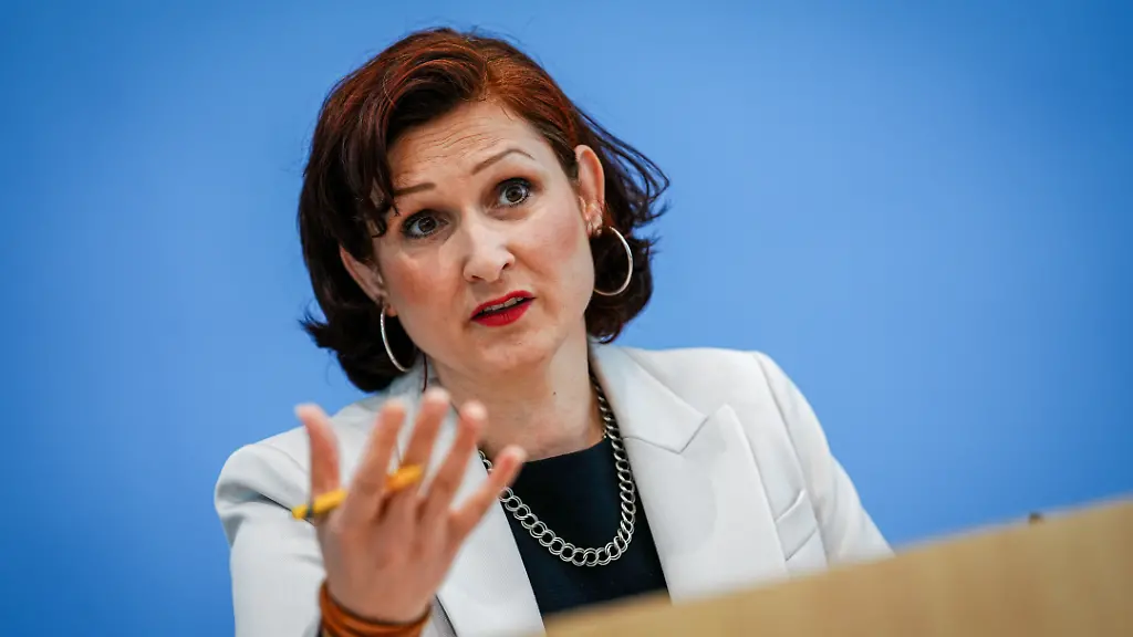 Ferda-Ataman-Bundesbeauftragte-fuer-Antidiskriminierung-aeussert-sich-bei-der-Vorstellung-des-Jahresberichts-in-der-Bundespressekonferenz-besorgt