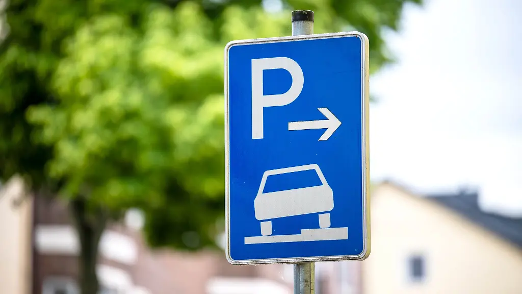 Ein-Verkehrszeichen-erlaubt-das-aufgesetzte-Parken-dem-Gehweg