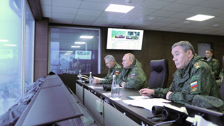Zumindest im Fernen Osten Russlands treffen sie auf ihre Truppen: Schoigu, Putin und Gerassimow (von links nach rechts).