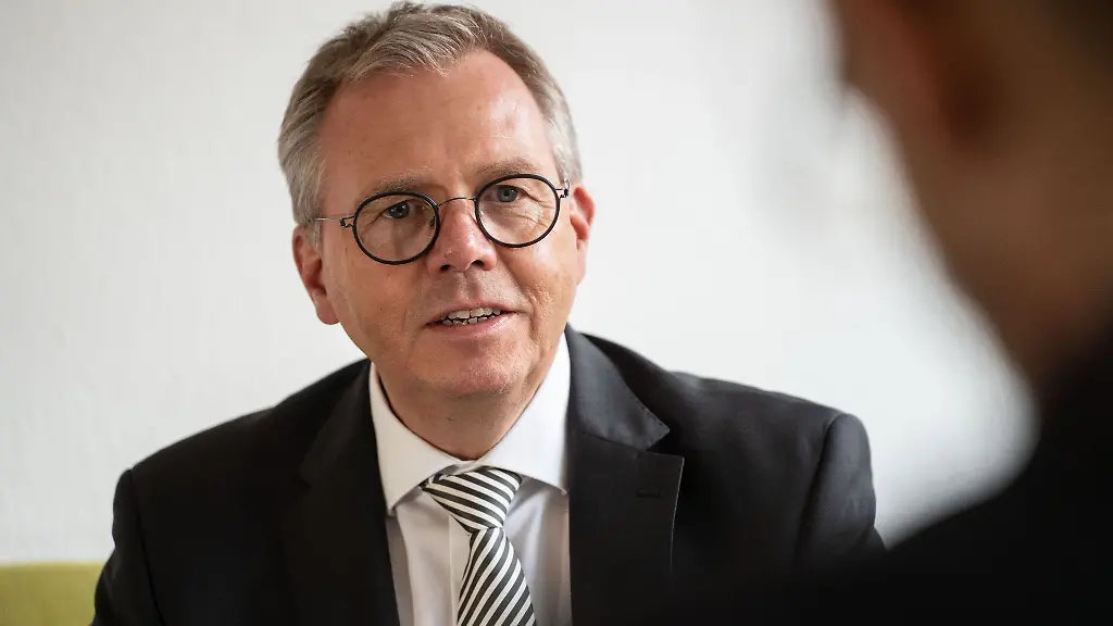 Johannes-Heger-sitzt-auf-dem-Gruenen-Sofa-waehrend-eines-Interviews-mit-der-Deutschen-Presse-Agentur-in-Mainz