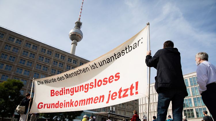 Gefordert war in dem Volksbegehren ein Modellprojekt mit rund 3500 Teilnehmern, die drei Jahre lang monatlich etwa 1200 Euro erhalten sollen.