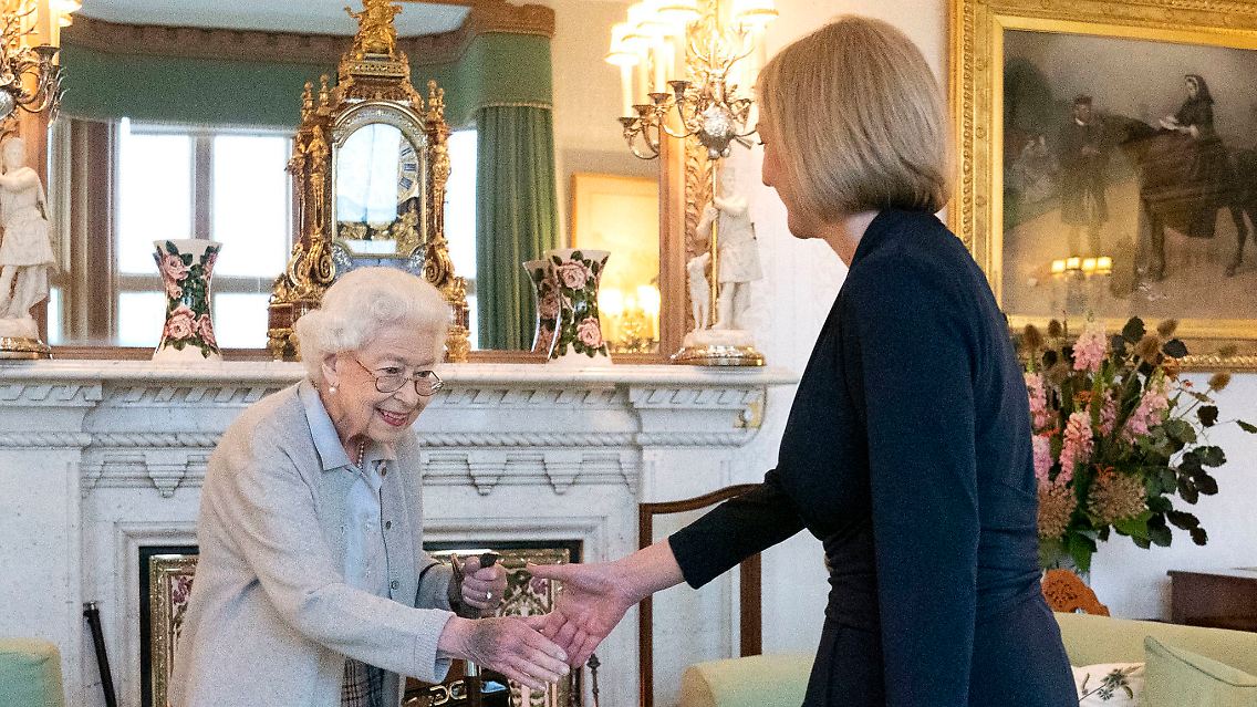 Liz Truss bei ihrer Ernennung zur Premierministerin durch Königin Elizabeth II. auf Schloss Balmoral in Schottland.