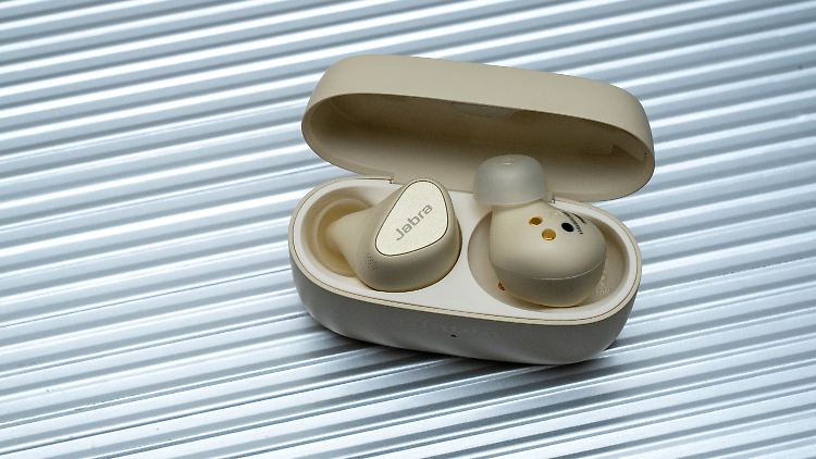 Die Jabra Elite 5 gibt es in Beige und Schwarz.