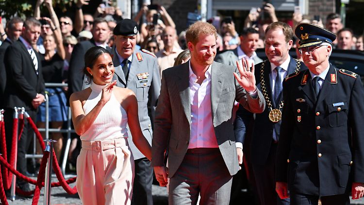 Kein alltäglicher Besuch: Harry und Meghan in Düsseldorf.