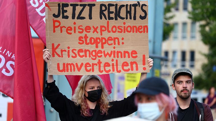 Am Montag protestierten in Leipzig ein paar Tausend linke und ebenso viele rechte Demonstranten getrennt gegen die Krisenpolitik der Bundesregierung.