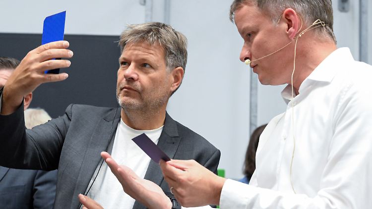 Bei einem Besuch des Unternehmens Meyer Burger Technology AG Ende Juli, wird Bundeswirtschaftsminister Habeck die Produktion von Solarpaneelen erläutert.