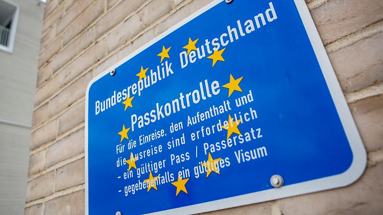 Konkret wird die Antraggebühr für ein EU-Visum mit dem Beschluss von 35 auf 80 Euro steigen.