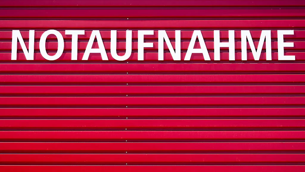 Ein-Schriftzug-steht-einer-Notaufnahme