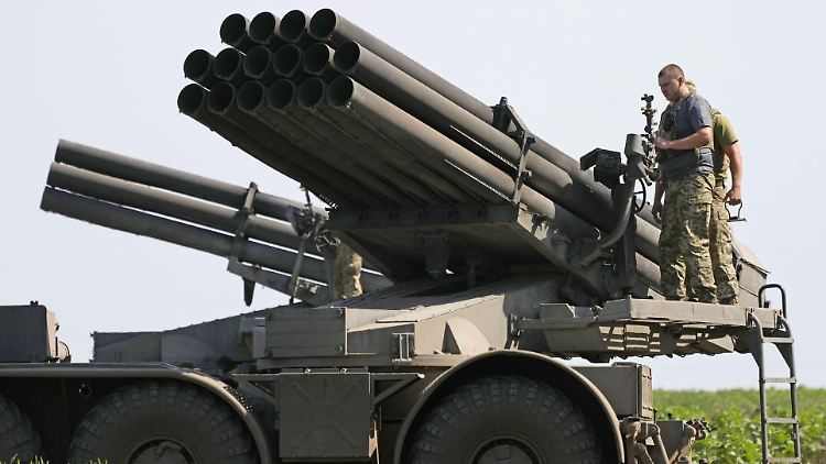 Ukrainische Soldaten auf einem Mehrfachraketenwerfer im Osten des Landes. 