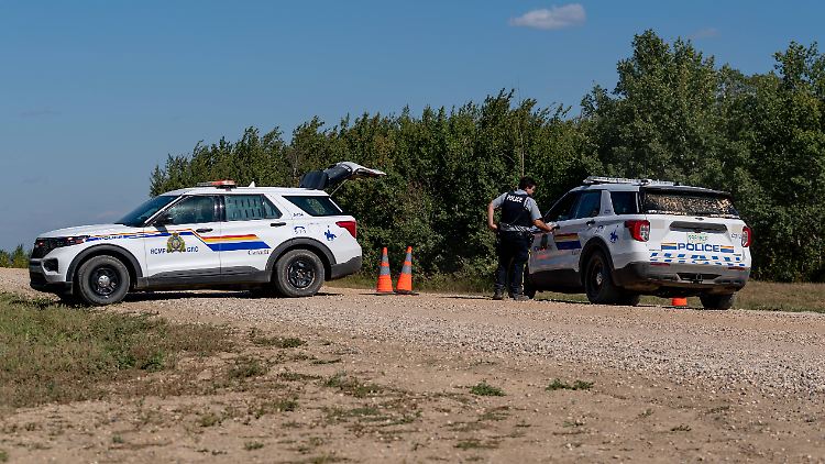 Unter anderem mit Straßensperren versucht die Polizei, den flüchtigen Tatverdächtigen in der dünnbesiedelten Region zu fassen. 