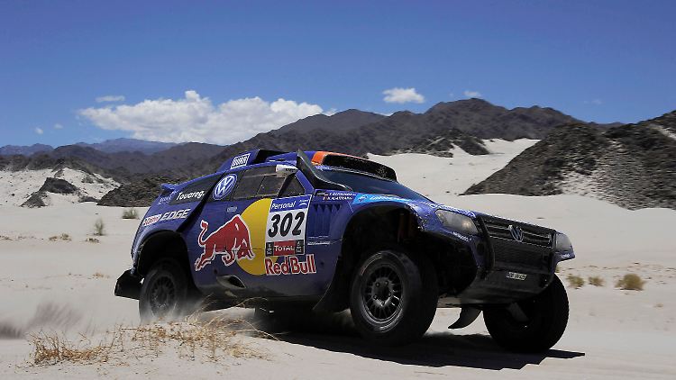 Al-Attiyah und Gottschalk sind in ihrem Volkswagen Race Touareg nicht zu bremsen.