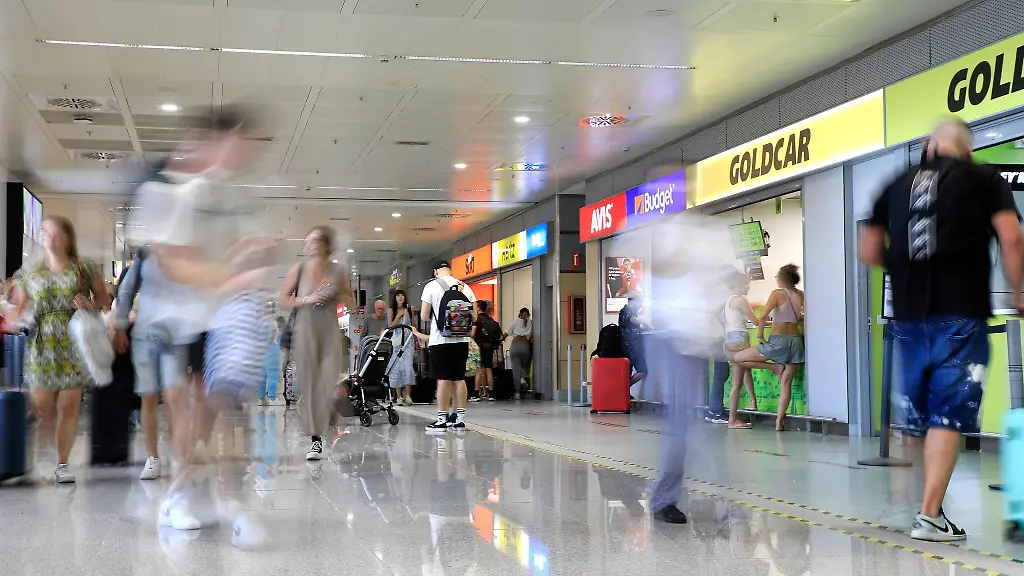 Urlaubsmobilitaet-leicht-gemacht-Wer-im-Urlaub-flexibel-sein-moechte-bucht-am-besten-einen-Mietwagen-Guenstiger-wird-es-durch-fruehzeitige-Buchung-Wahl-des-Abholorts-und-der-Abholzeit