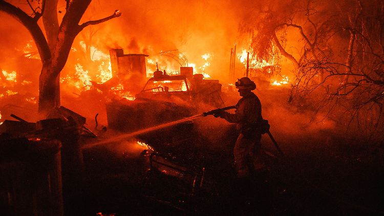 Das Feuer brach südöstlich von Los Angeles aus.