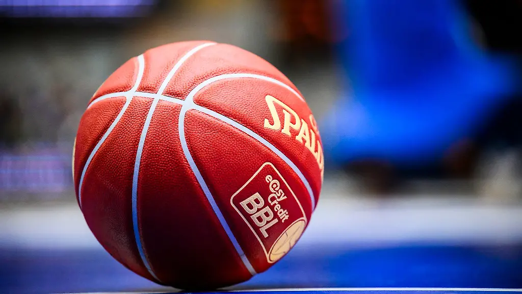 Der-Basketball-der-easy-Credit-BBL-liegt-auf-dem-Boden