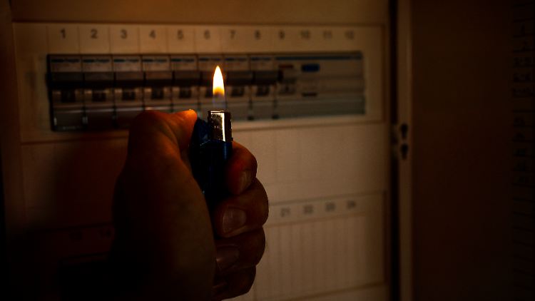 Mit Blackout ist ein ungeplanter großflächiger, systemumfassender Stromausfall gemeint, der enorme Konsequenzen hat.