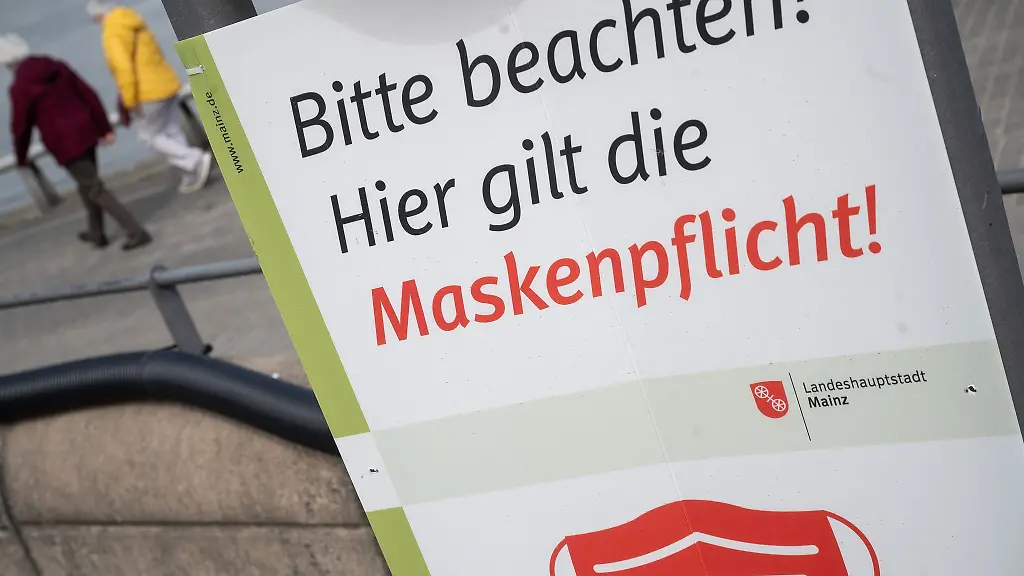 Bitte-beachten-Hier-gilt-die-Maskenpflicht-steht-auf-einem-Schild-an-der-Rheinpromenade