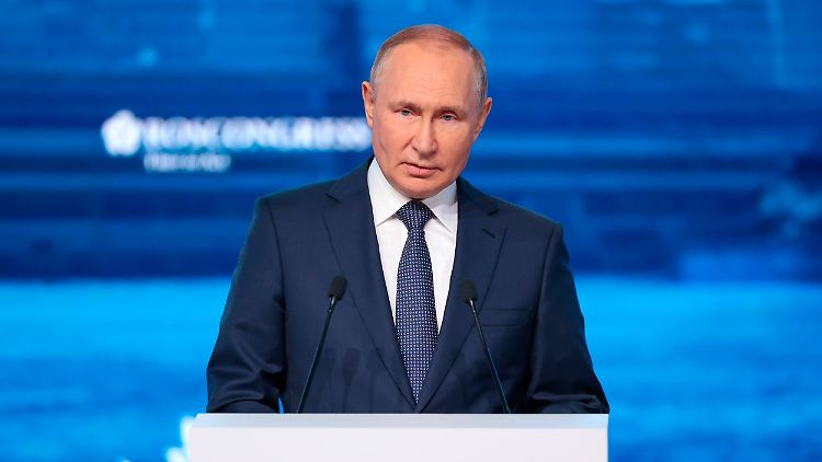 Wladimir Putin hält eine Isolierung Russlands durch Sanktionen für unmöglich, wie er bei einer Wirtschaftskonferenz in Wladiwostok sagte.