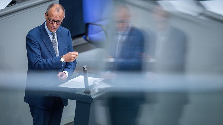 Merz las Scholz und Habeck kräftig die Leviten - erst dem Kanzler mit Blick auf Bundeswehr und Ukraine. Dann dem Wirtschaftsminister.