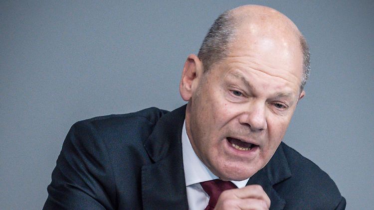 In der Generaldebatte spricht erst der Oppositionsführer, dann der Kanzler.